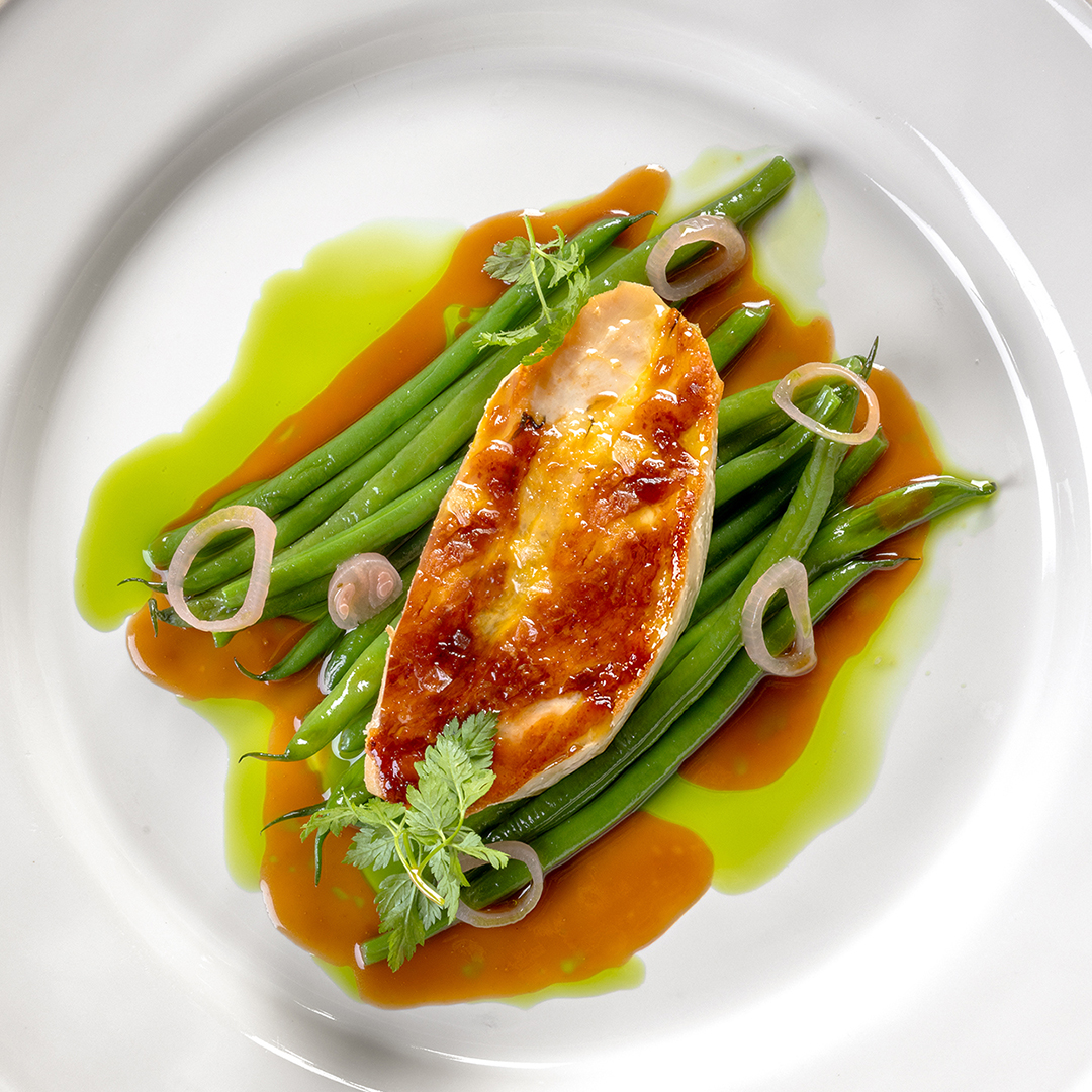 Piatto del menu PICO Bistrot con verdure e salsa