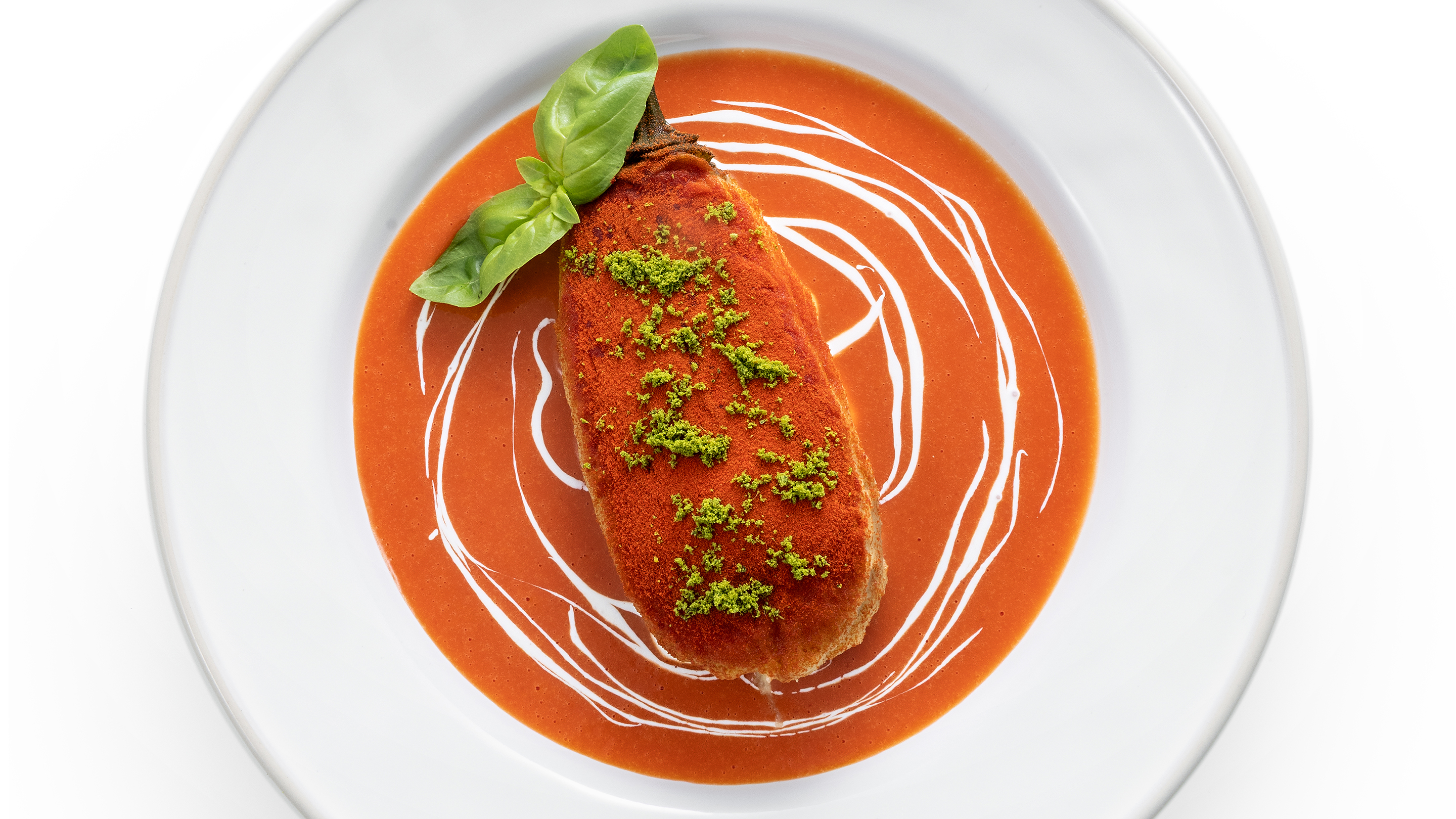 Piatto di PICO Bistrot con pomodoro, basilico e salsa
