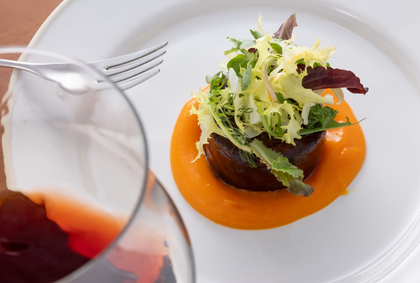 Piatto con verdure croccanti e salsa arancione