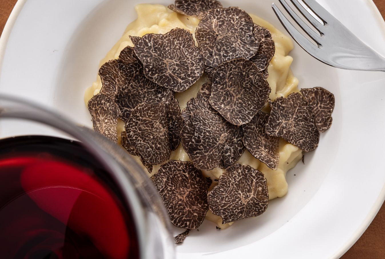 Pasta fresca con scaglie di tartufo nero