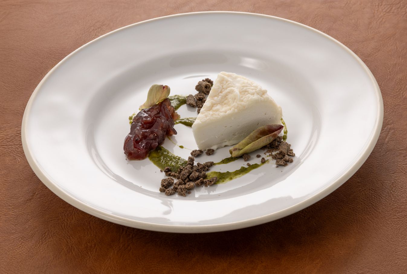 Dessert al piatto con gelato e frutta