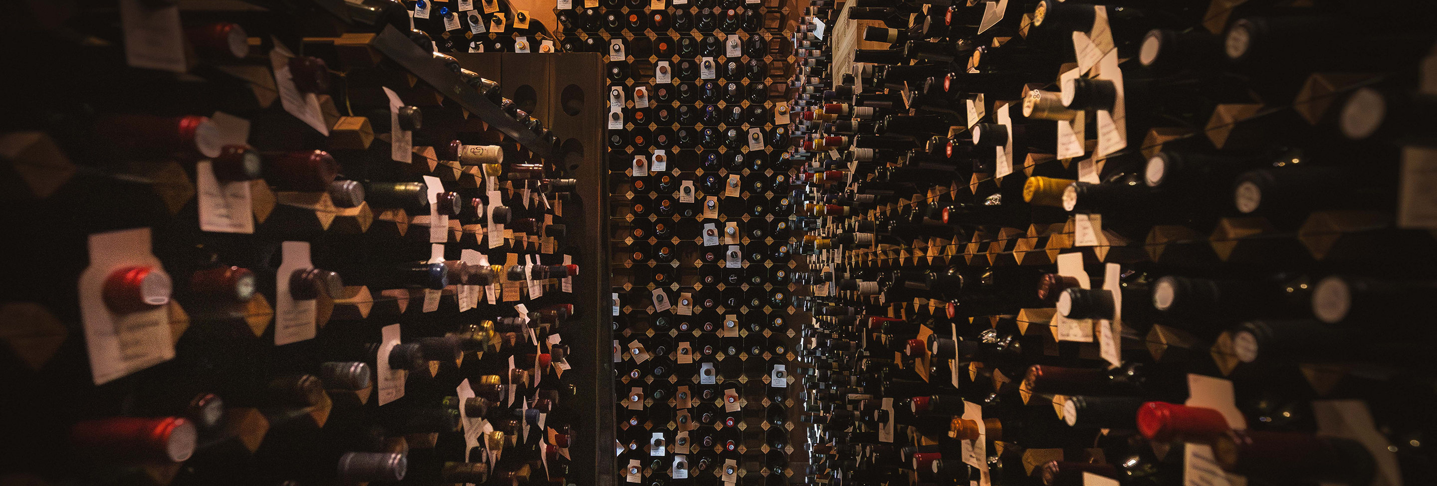 Interno della cantina con bottiglie di vino
