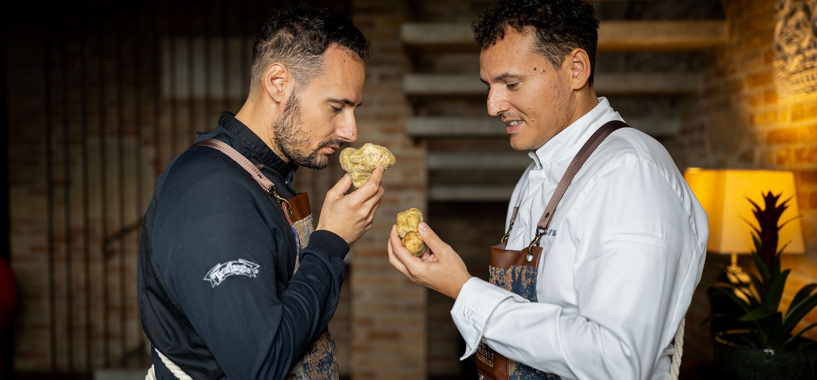 Chef e ospite degustano il profumo del tartufo